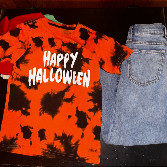 Boys bundle with graphic Ts and no hole jeans - Picture 5 of 7